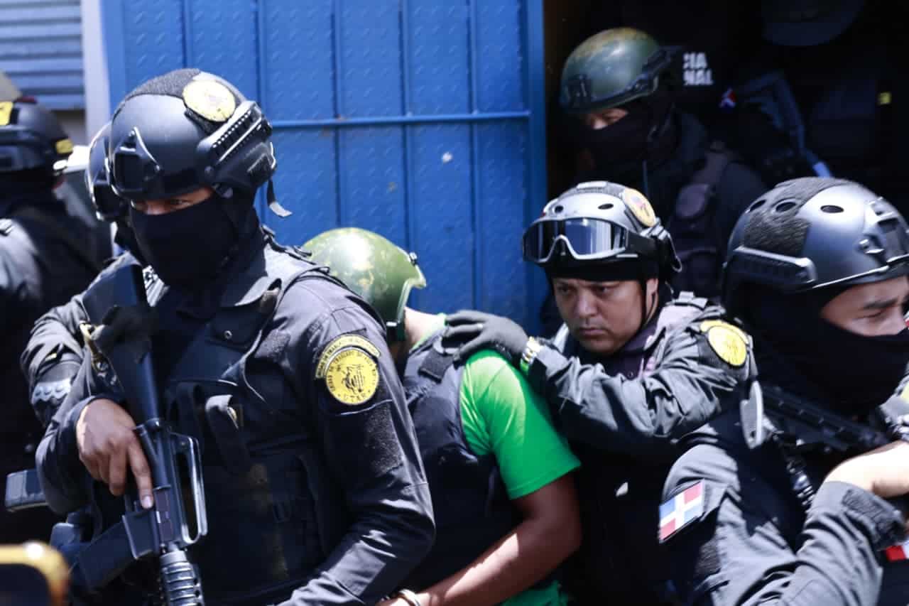 Dictan un año de prisión preventiva a cabo acusado de matar a joven en Herrera