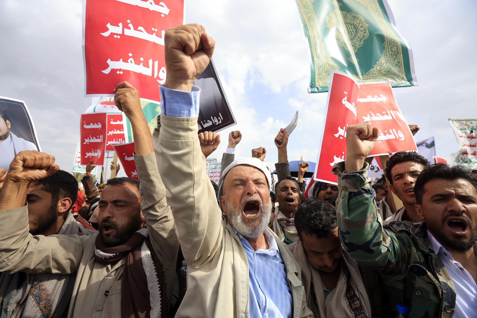 Decenas de miles de simpatizantes de los hutíes se manifiestan en Saná contra Arabia Saudí