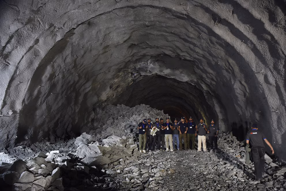 Colapsa un túnel en construcción en la India y deja al menos 10 muertos