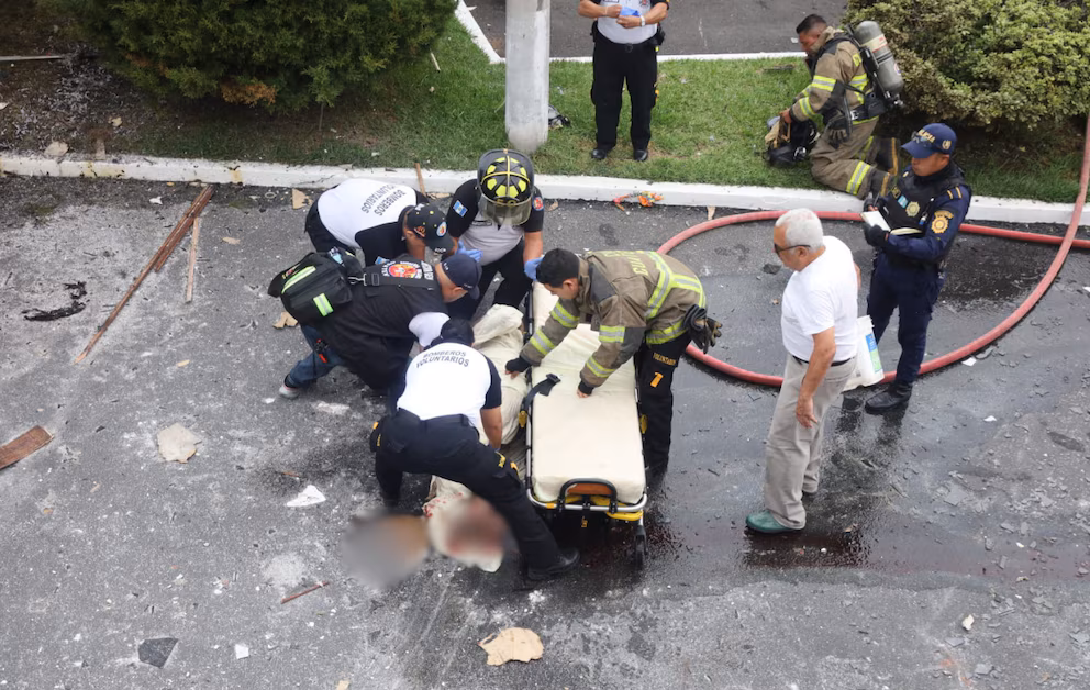 Desalojo judicial termina en tragedia: hombre incendia su casa y se lanza desde un segundo nivel