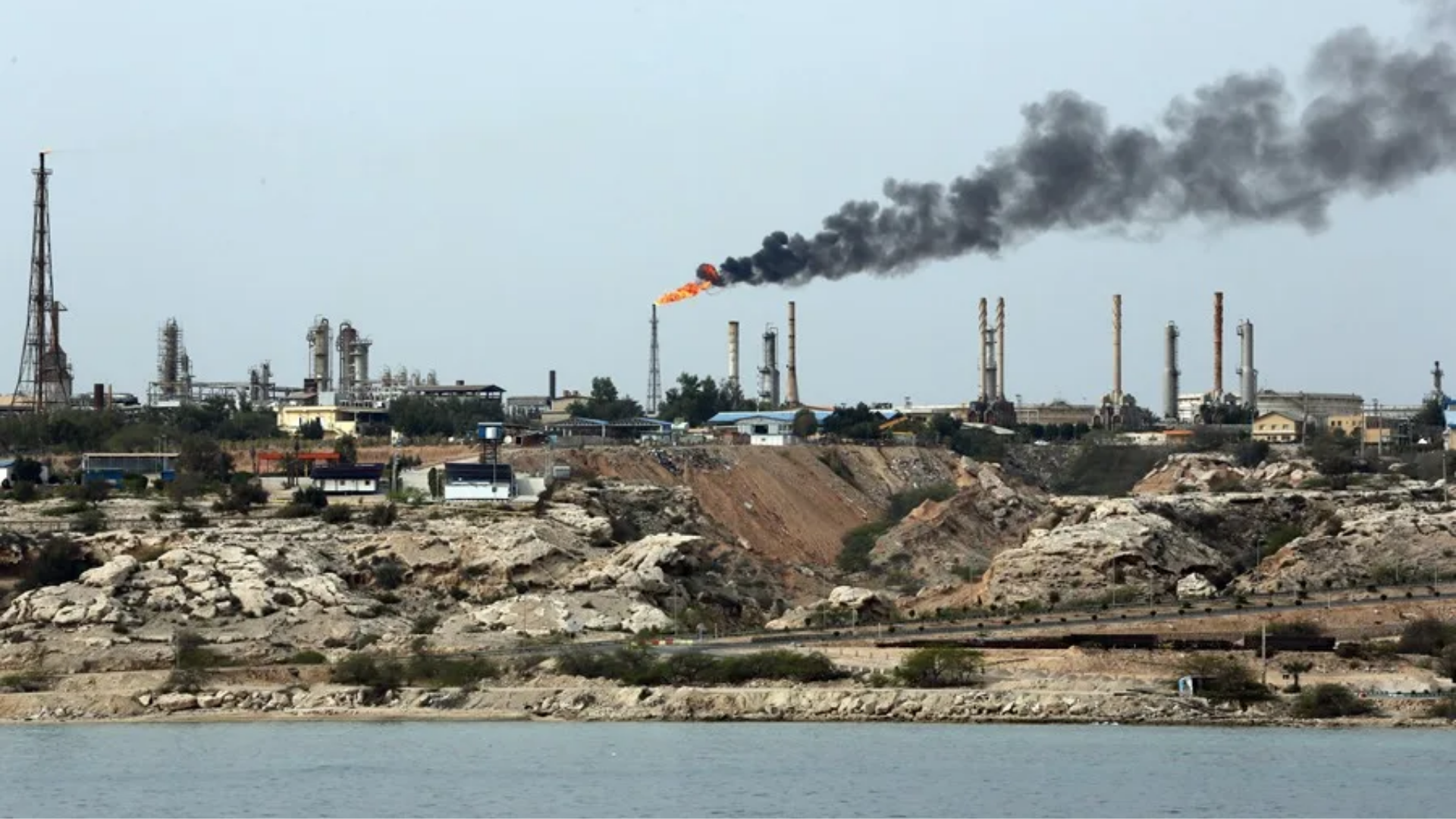 Irán reafirma su soberanía sobre el estrecho de Ormuz y reanuda exportaciones de petróleo