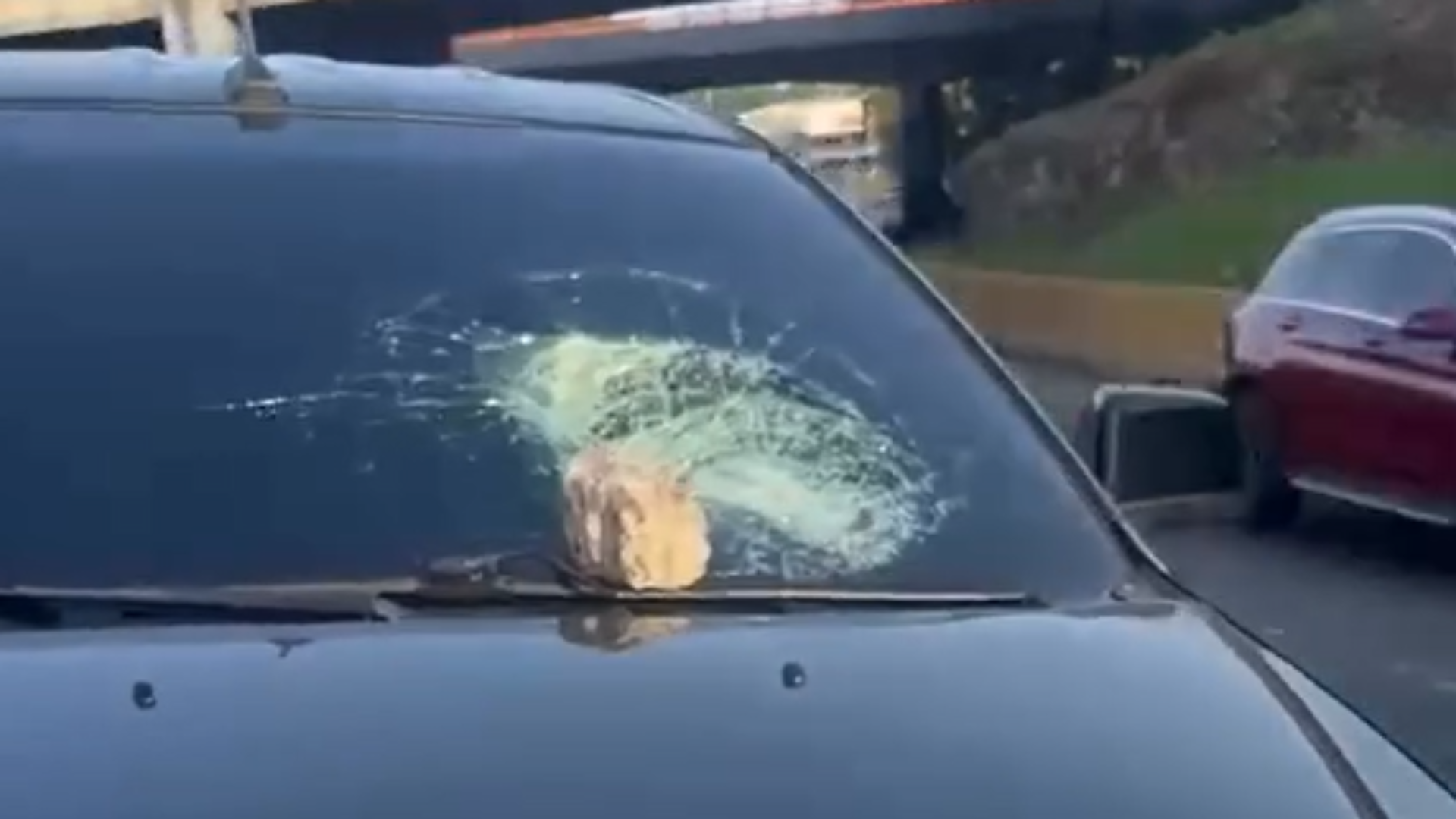 Denuncian lanzamiento de piedra contra un vehículo
