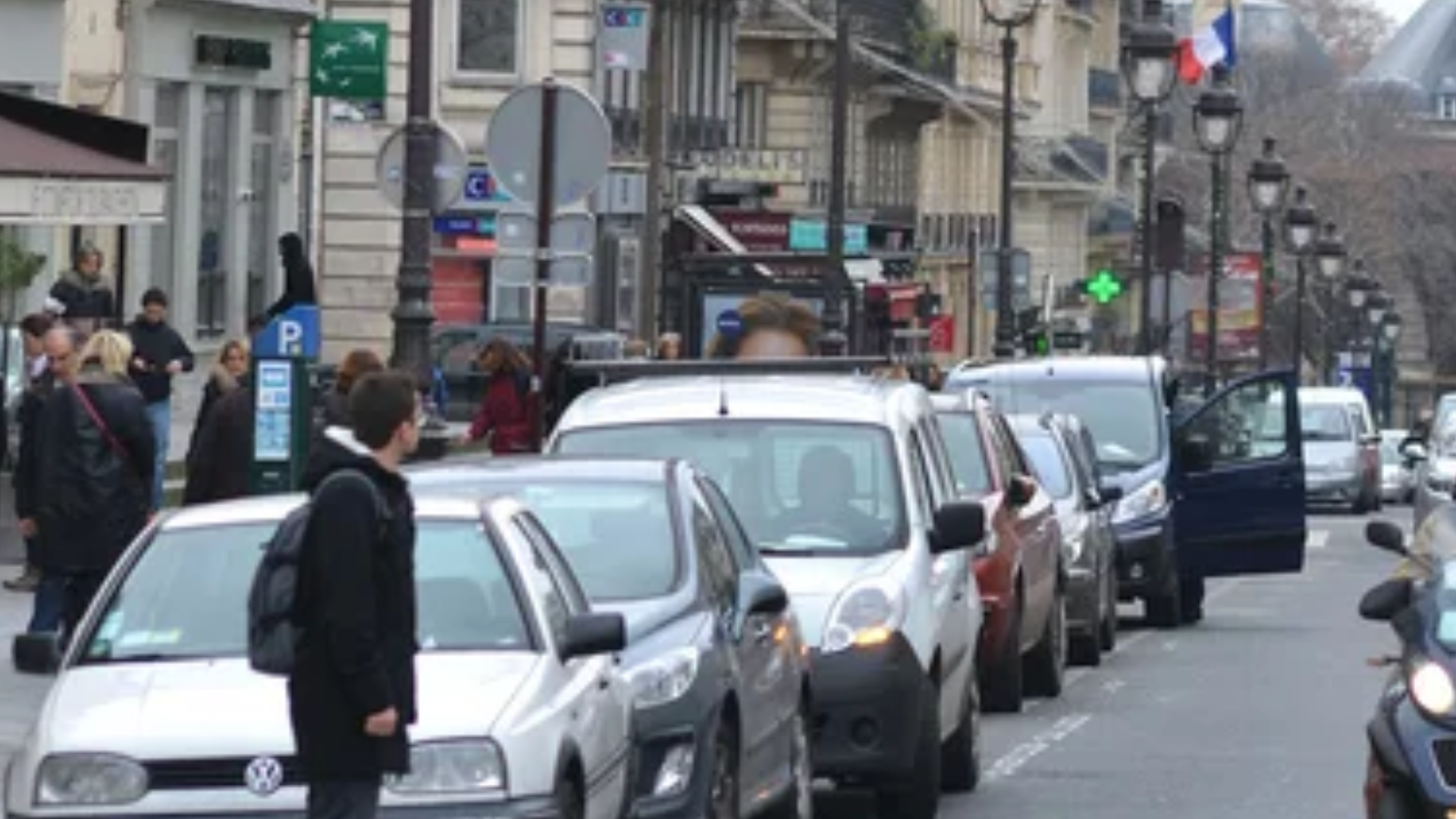 Tres mujeres resultan apuñaladas en París; un policía fuera de servicio detiene al agresor