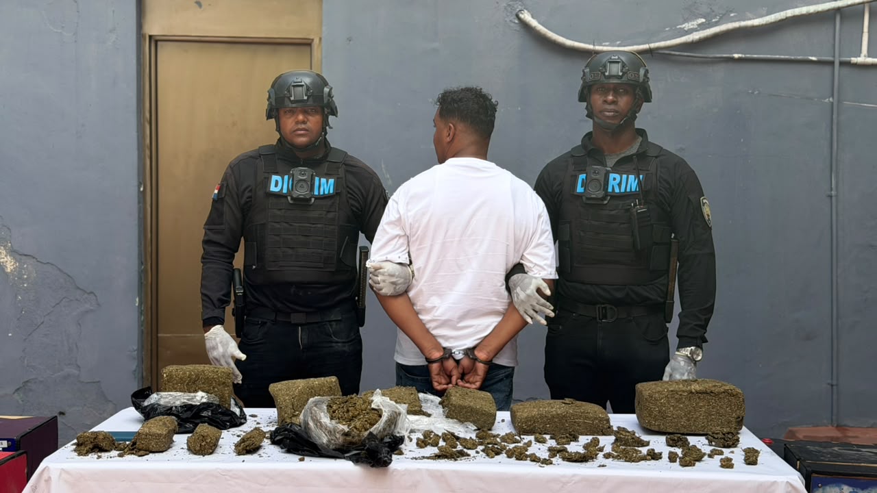 Capturan a hombre que intentó huir con siete paquetes de presunta marihuana en el DN