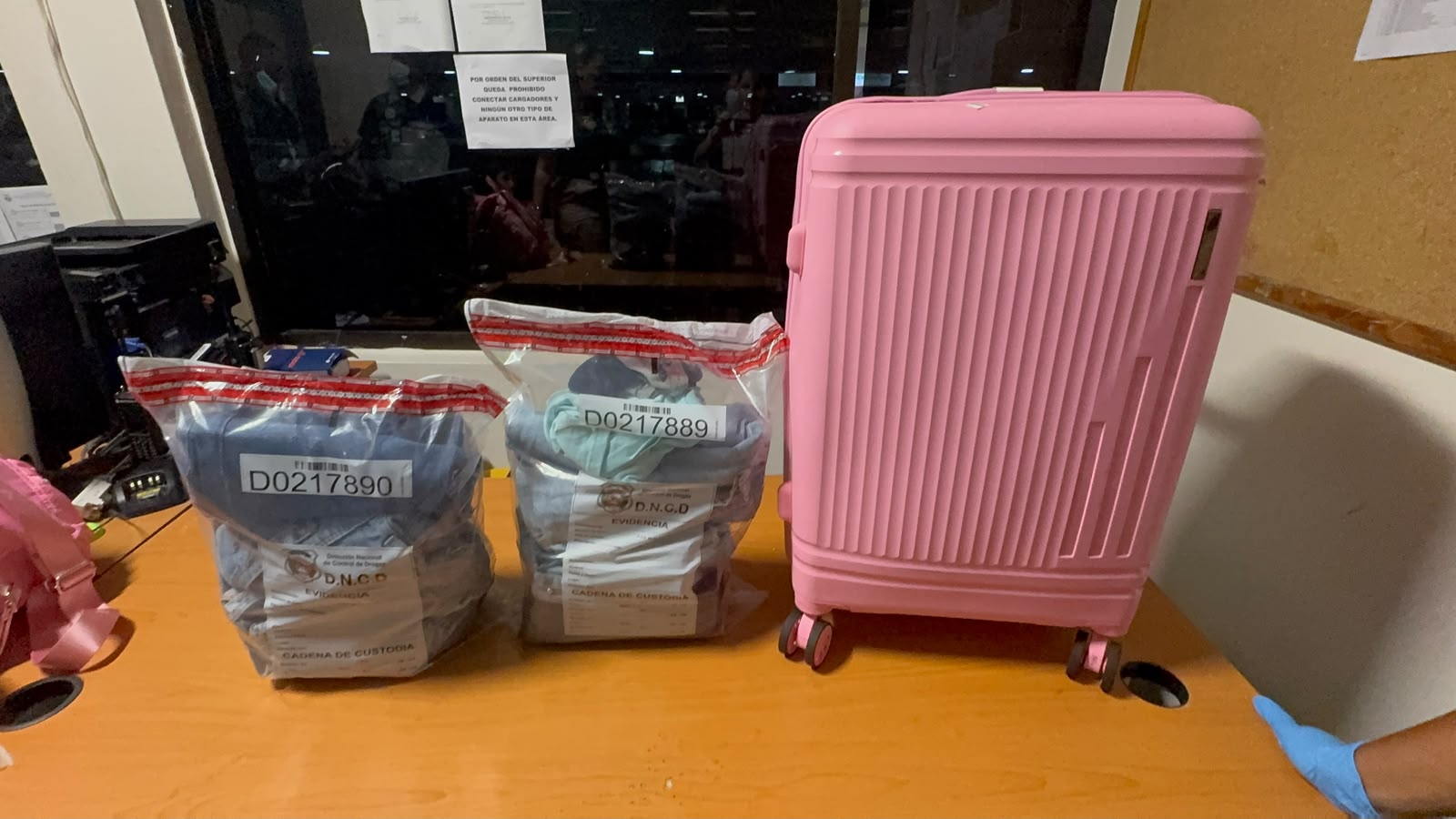 Jeans, medias y una licra: así hallaron 13 prendas impregnadas de presunta cocaína en el AILA
