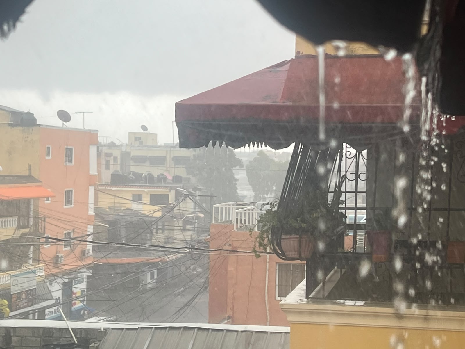 Fuertes aguaceros comienzan a sentirse la tarde de este miércoles, esta es la razón