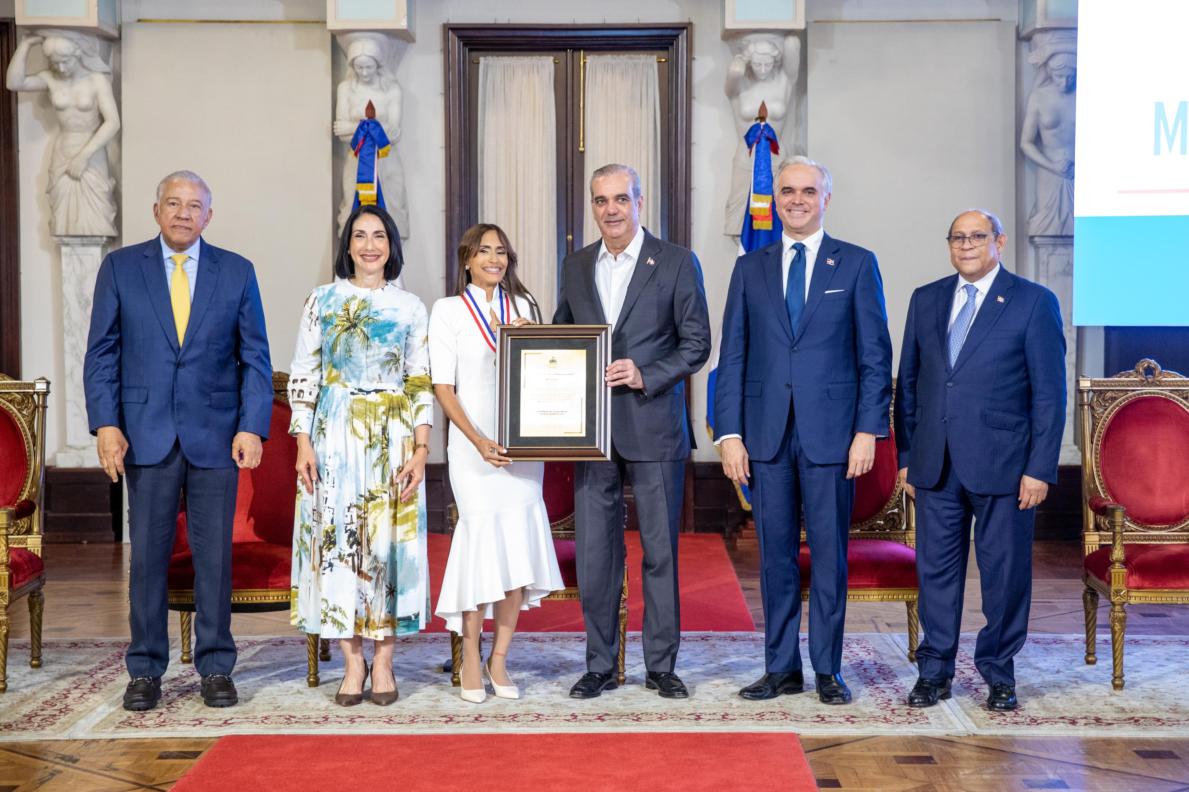 Presidente Abinader entrega Medalla al Mérito Magisterial 2026