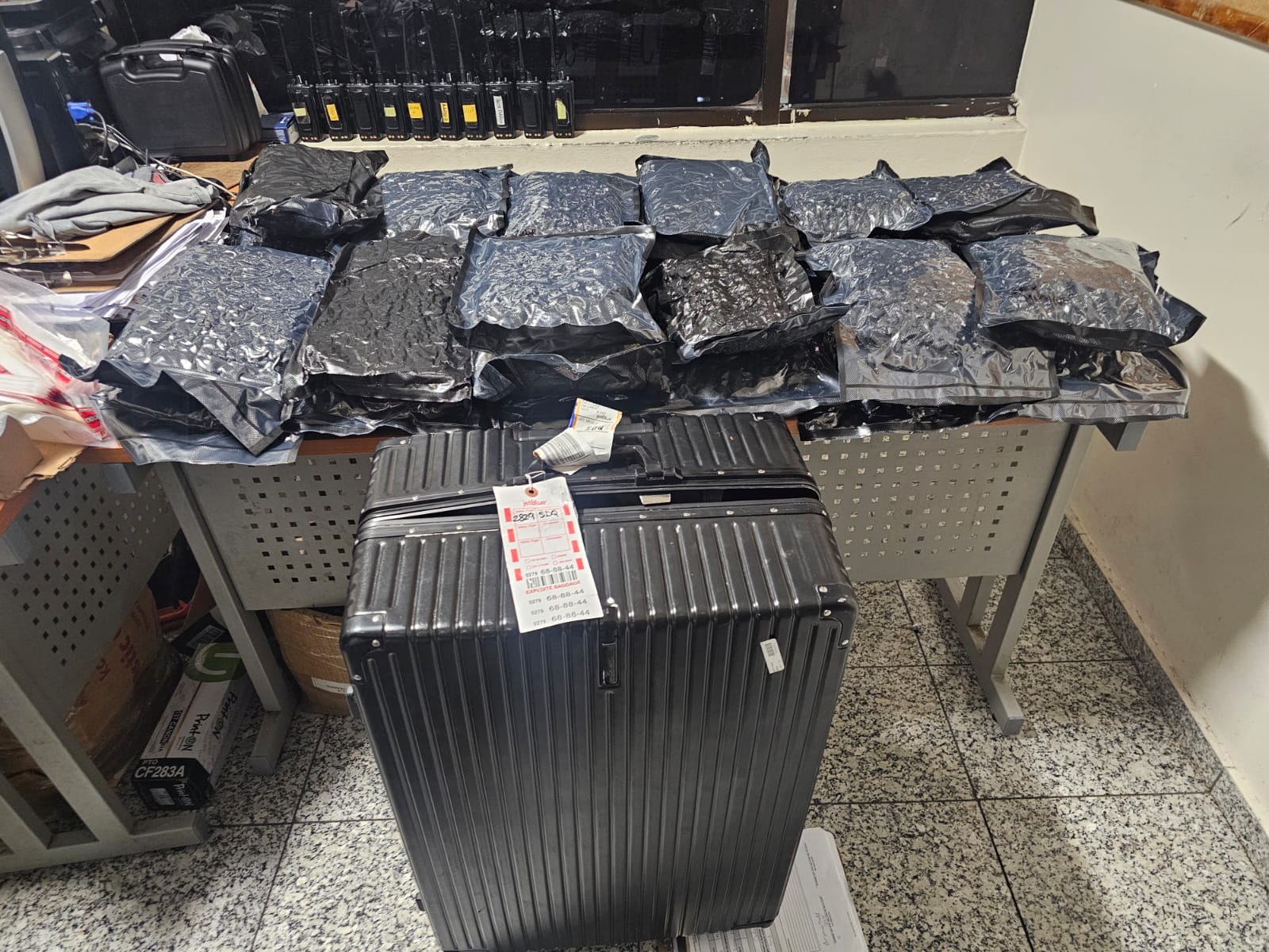 Interceptan en el AILA maleta con 25 paquetes de marihuana procedente de Nueva York