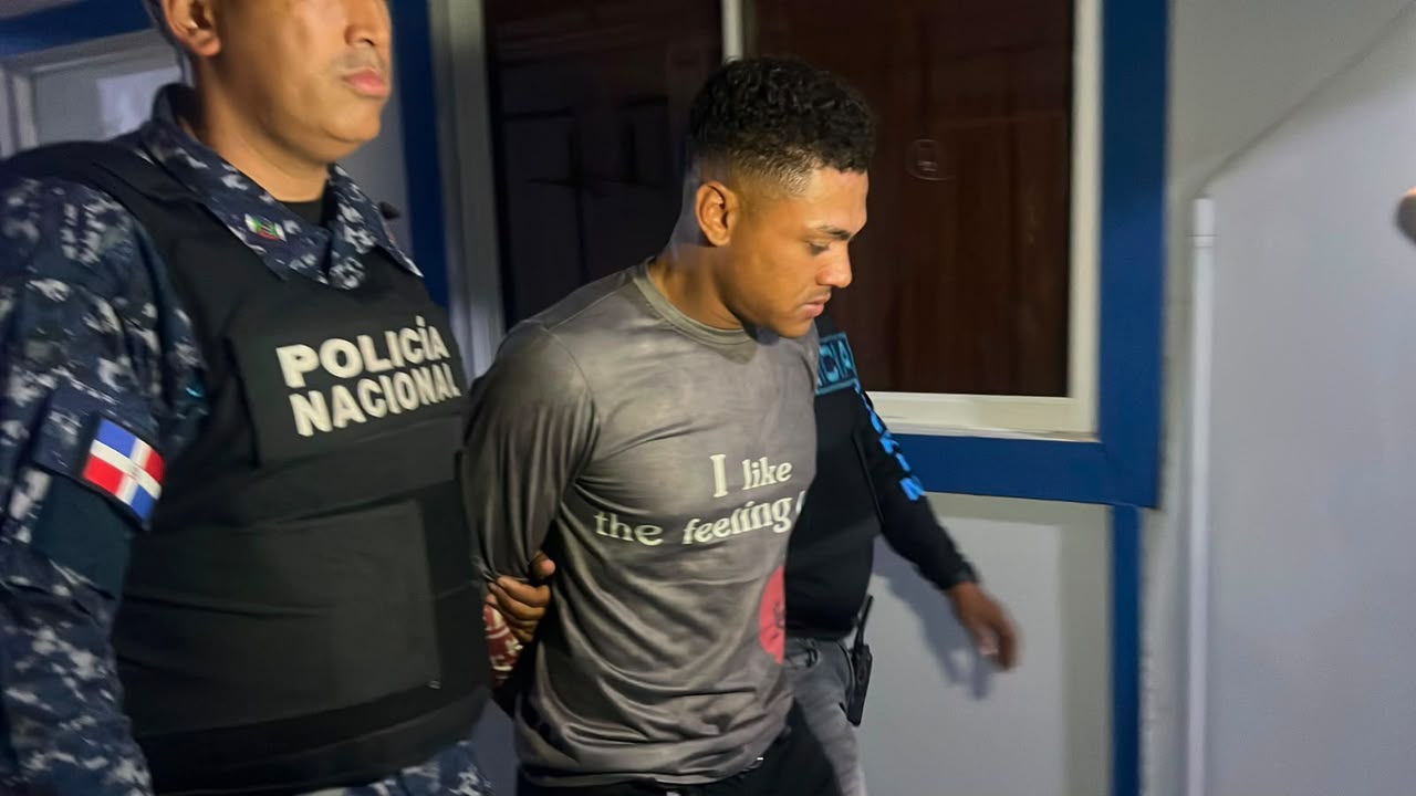 Tras amplio despliegue de búsqueda policial, se entrega presunto autor de la muerte de adolescente en Santiago