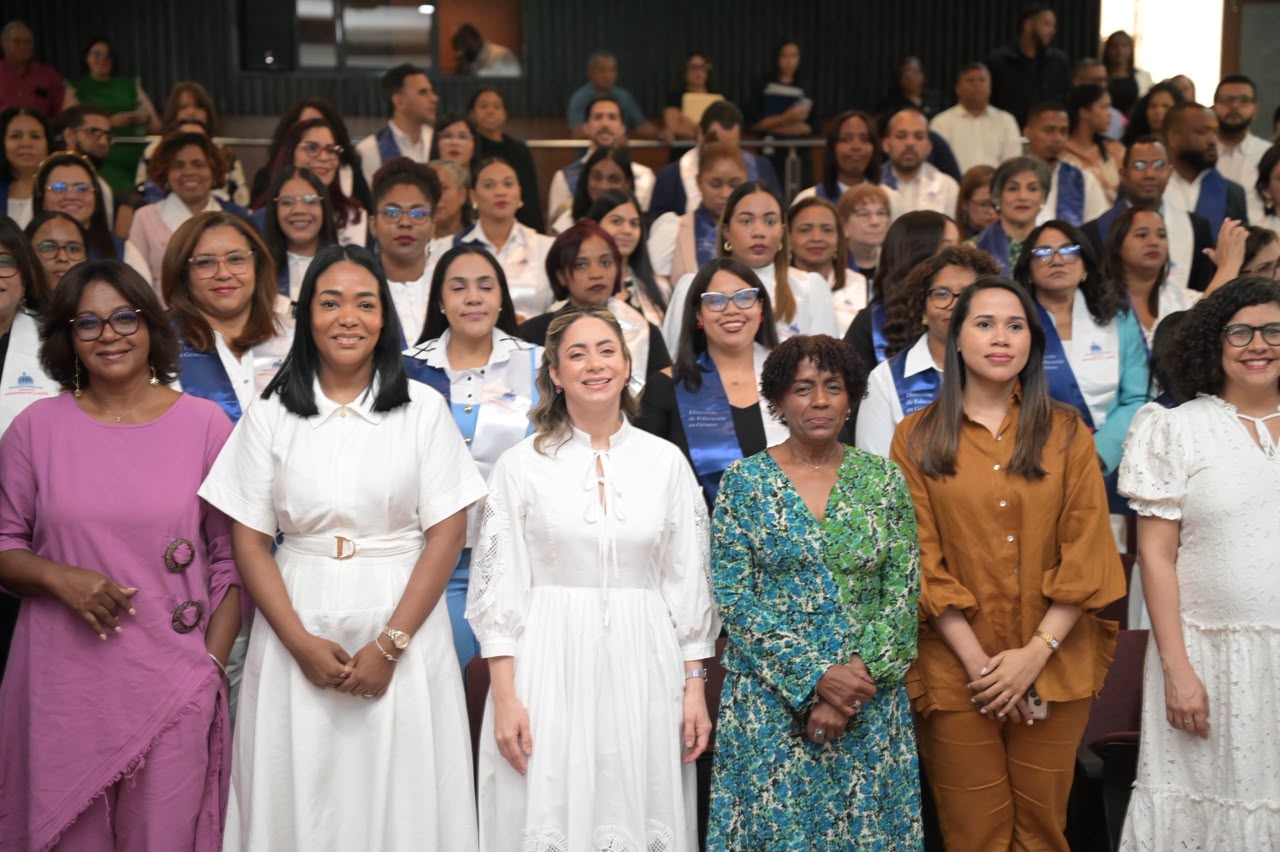 Ministerio de la Mujer gradúa a 200 personas en igualdad de género
