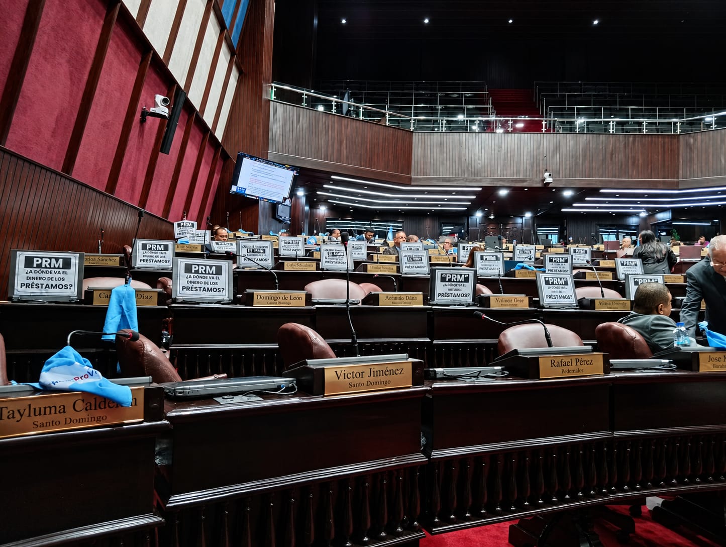 FP protesta en la Cámara de Diputados con carteles durante conocimiento de préstamos por US$465.5 millones
