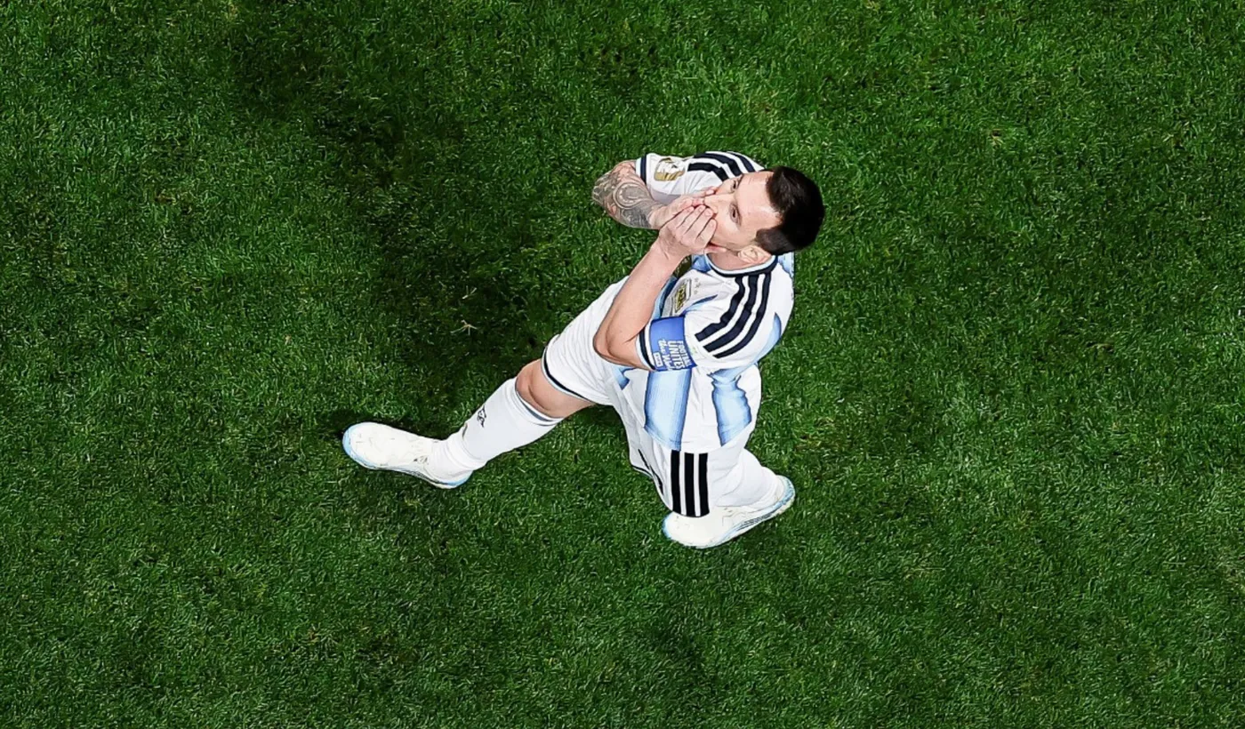 Lionel Messi lidera a Argentina en una remontada que les da la victoria por 3-2 sobre Egipto y un lugar en los cuartos de final del Mundial