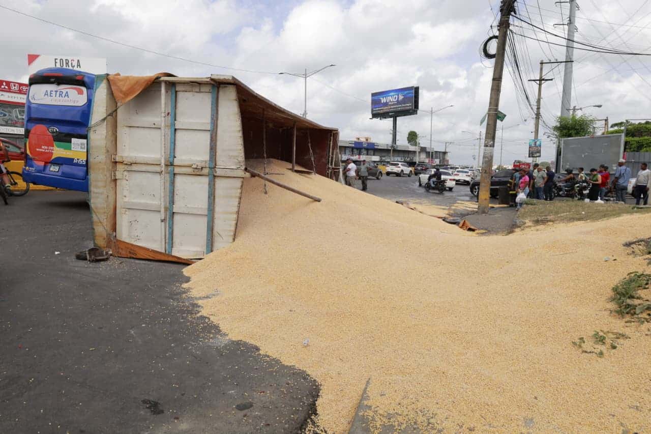 Así fue el accidente del camión de maíz que afectó a un autobús con 12 pasajeros