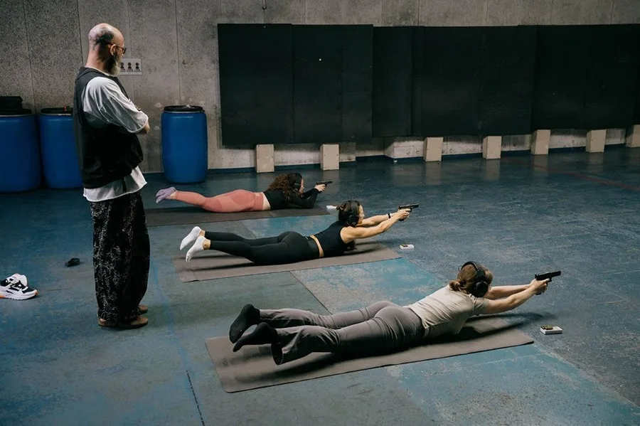 Club de tiro en Rusia combina prácticas con armas y sesiones de yoga