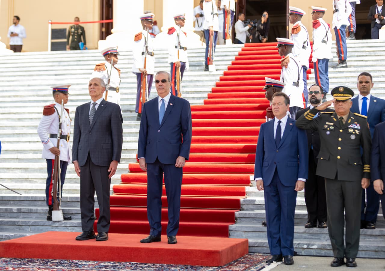 Luis Abinader recibe a su homólogo hondureño Nasry Asfura en Palacio Nacional