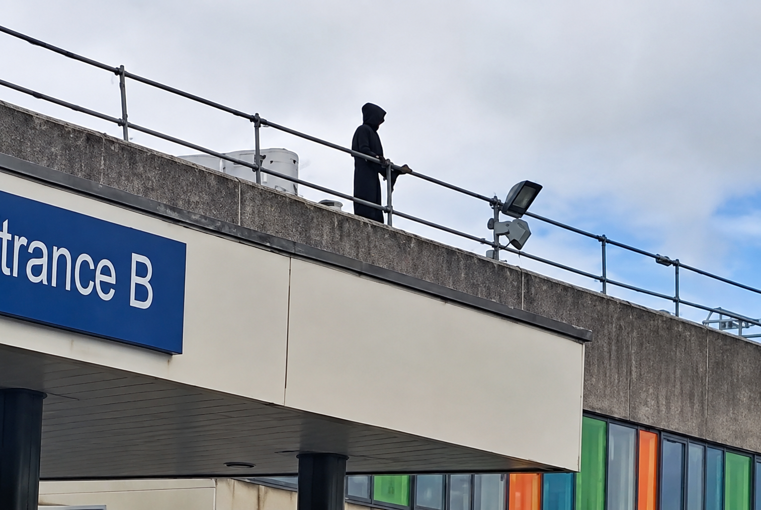 Un hombre se disfraza de la Muerte y aterroriza pacientes desde el techo de un hospital en Gales