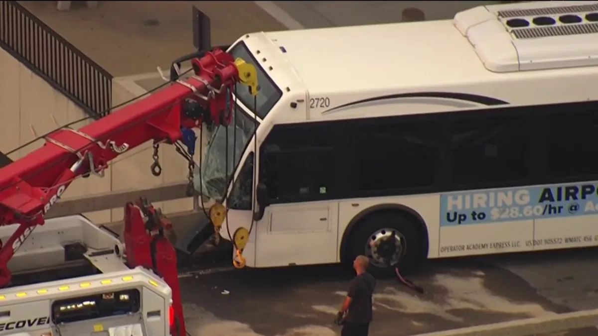 Al menos 13 heridos tras choque de autobús en aeropuerto de Newark