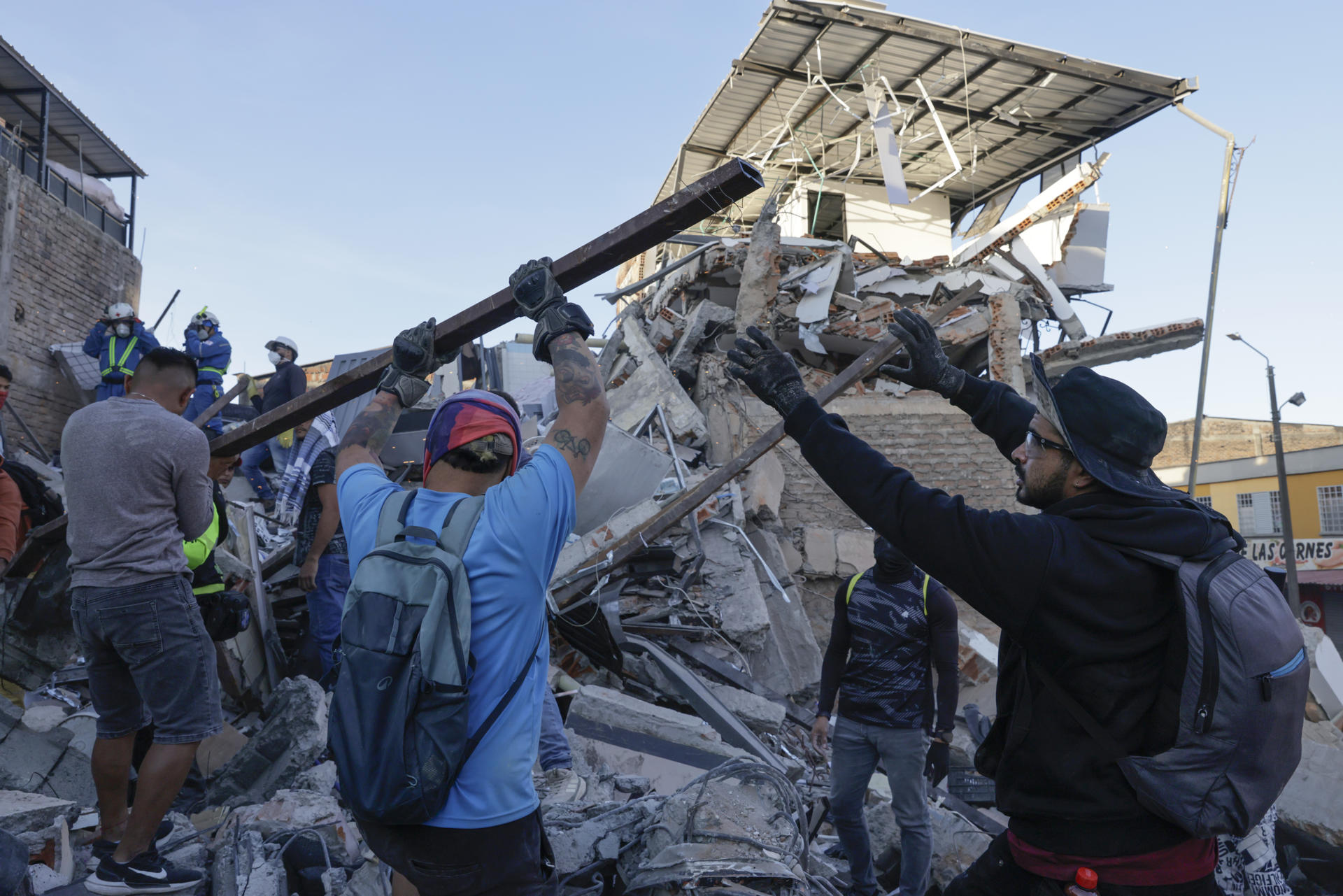 Búsqueda contrarreloj entre los escombros un día después del fuerte terremoto en Colombia