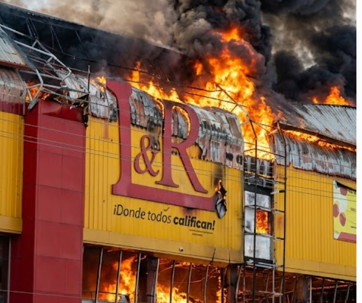 Incendio afecta sucursal L&R Comercial en la avenida Las Américas