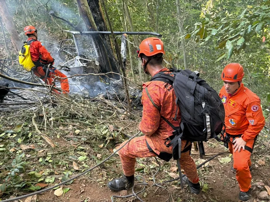 Cuatro personas mueren tras estrellarse un helicóptero en un área boscosa de Río de Janeiro