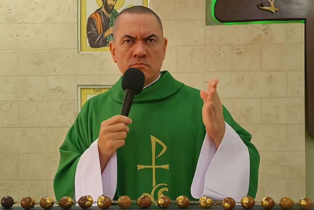 Sacerdote advierte sobre crisis en la educación y llama “ñoños” a padres actuales