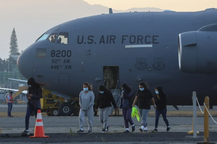 Estados Unidos busca localizar en el extranjero a migrantes deportados para cobrarles multas