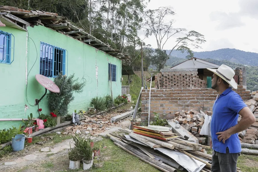 Entre grietas y miedo: el pedido de auxilio de los campesinos tras el sismo en Colombia
