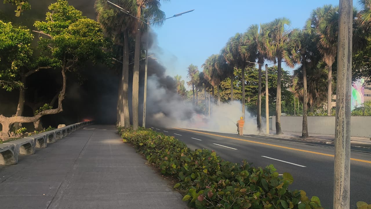Dos fallecidos tras incendio de tanquero en el Malecón SD