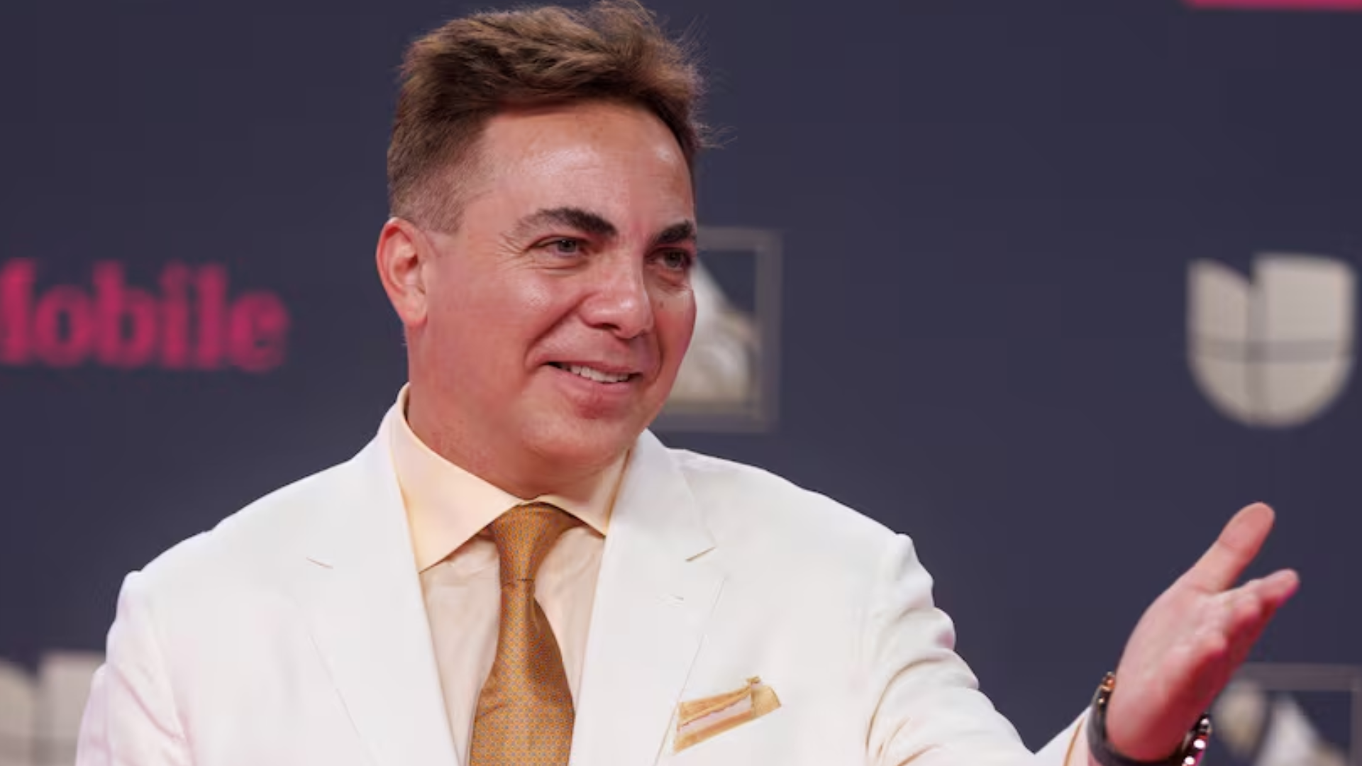 Cristian Castro se gradúa de preparatoria a los 51 años y estudiara diseño industrial