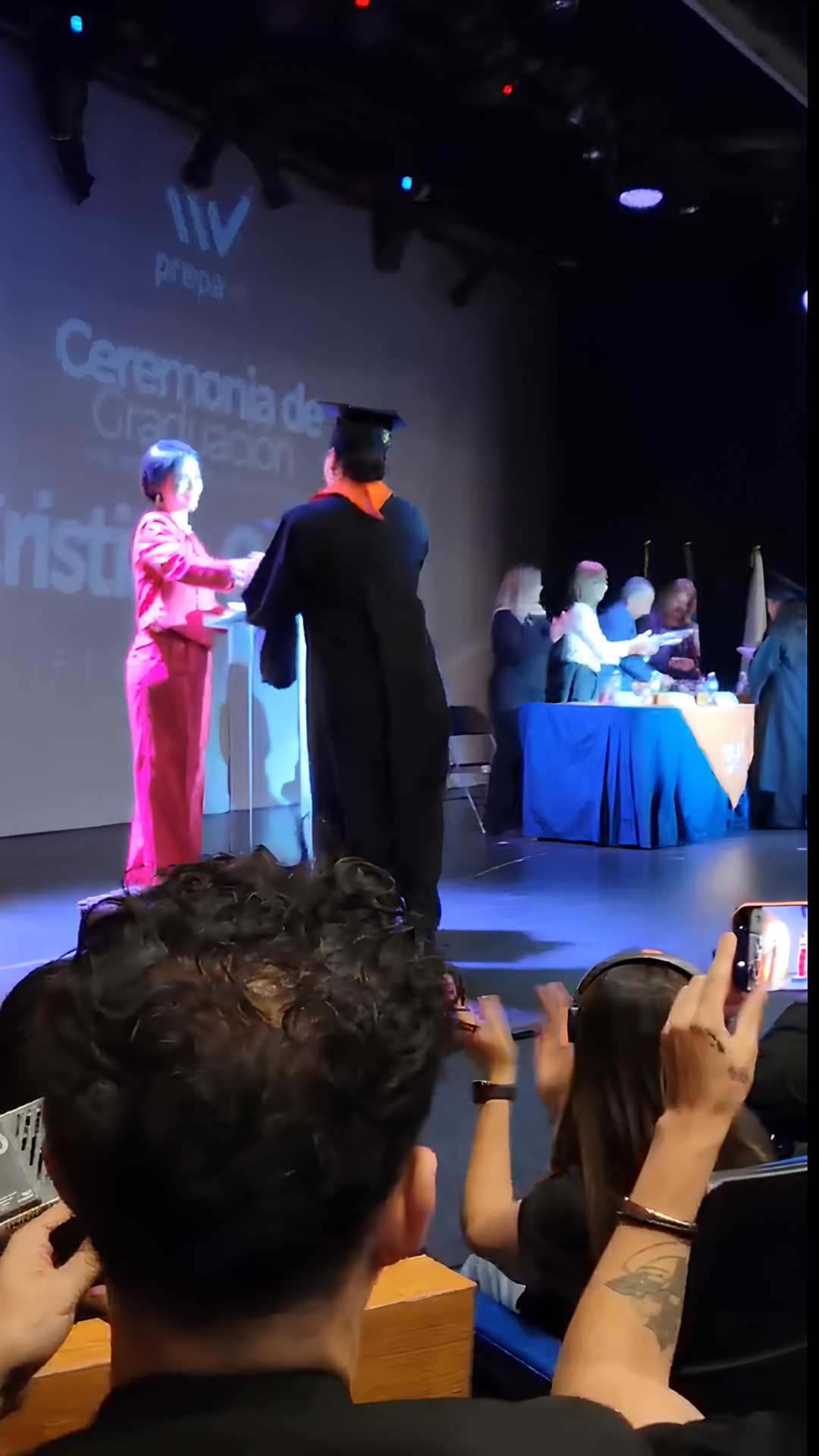 Cristian Castro se gradúa de preparatoria a los 51 años y estudiara diseño industrial