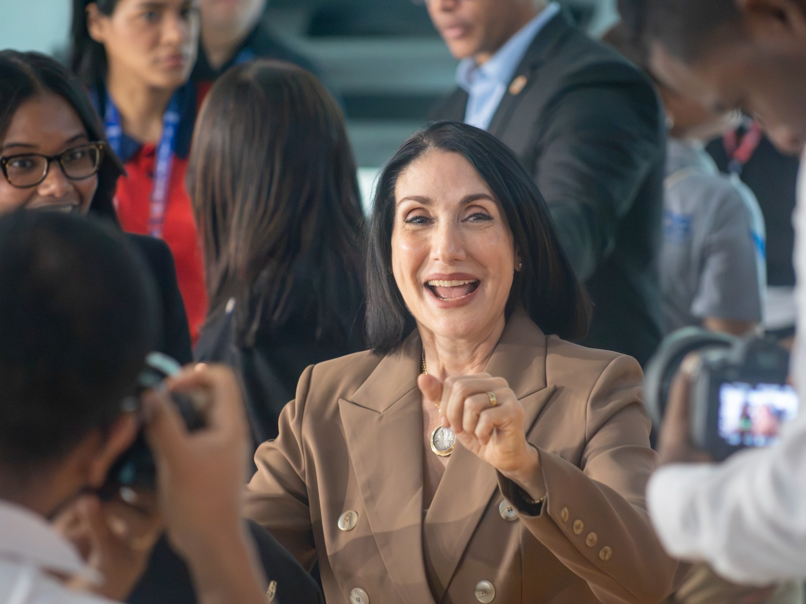 La primera dama Raquel Arbaje acompaña la jornada de esgrima y comparte con atletas dominicanos