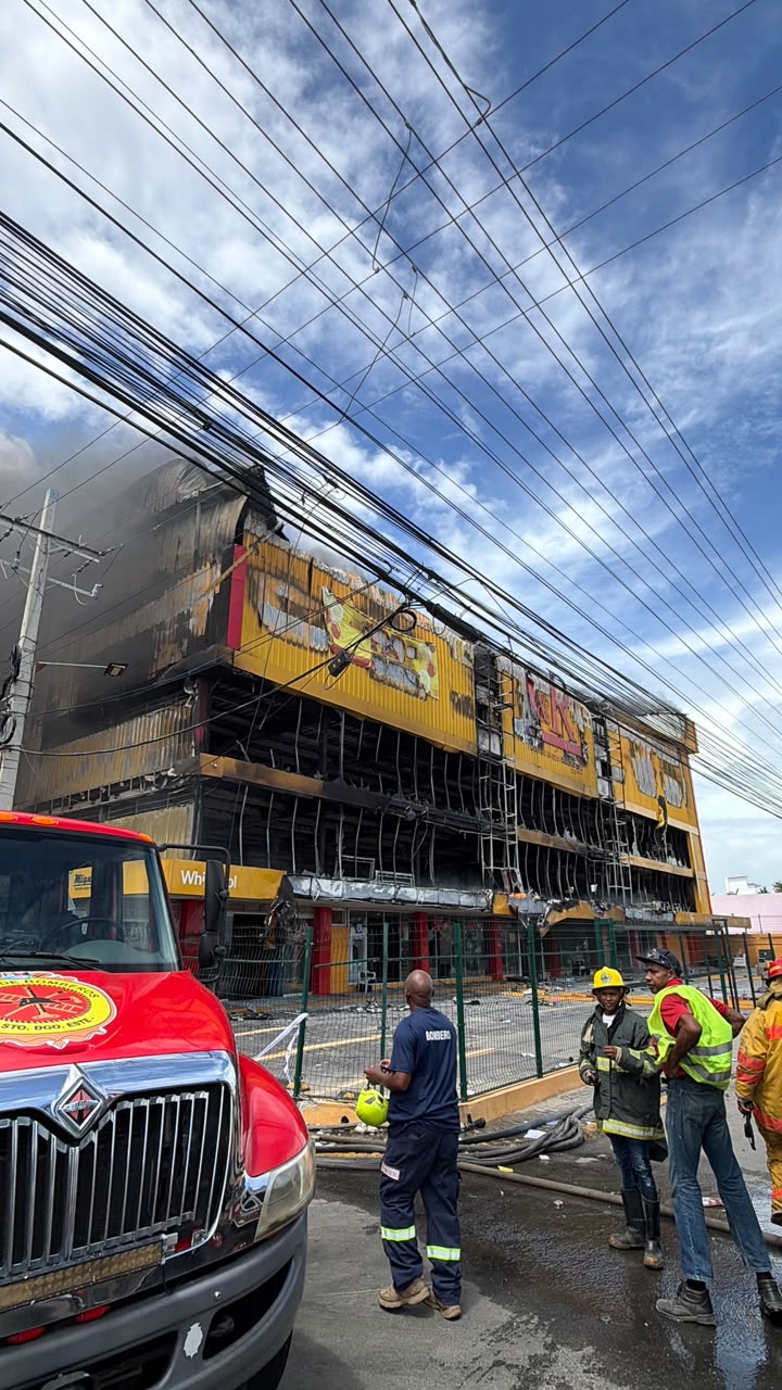 Incendio afecta sucursal L&R Comercial en la avenida Las Américas