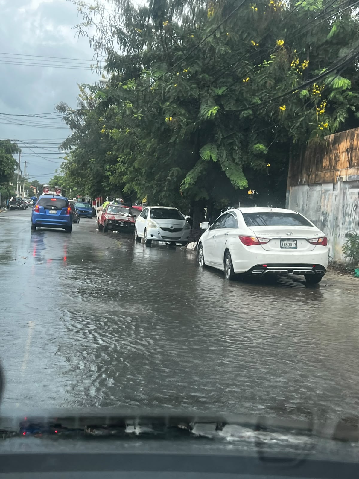 Fuertes lluvias e inundaciones urbanas paralizan sectores