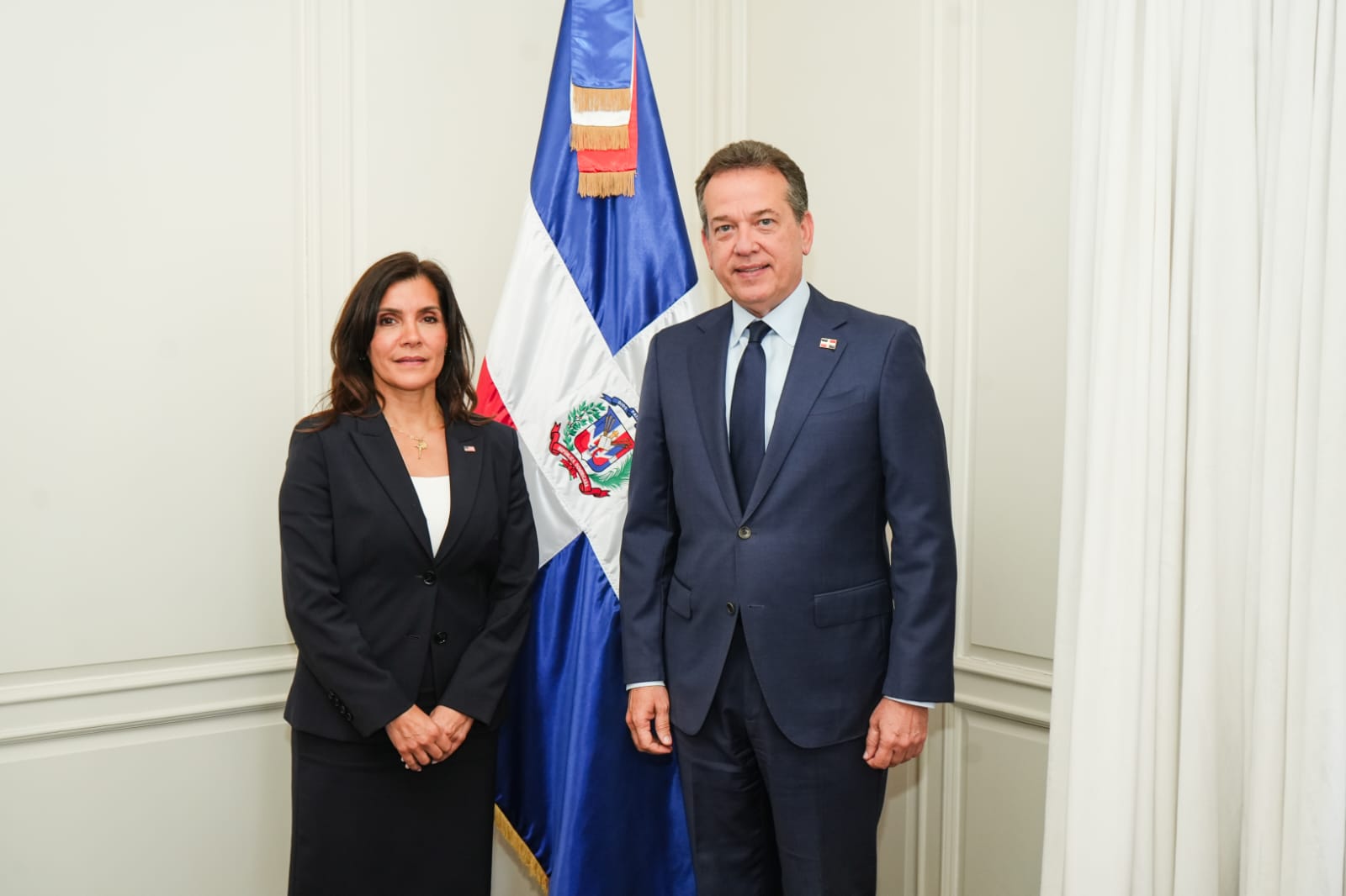 Canciller Ito Bisonó recibe a embajadora de Estados Unidos y reafirma solidez de las relaciones bilaterales
