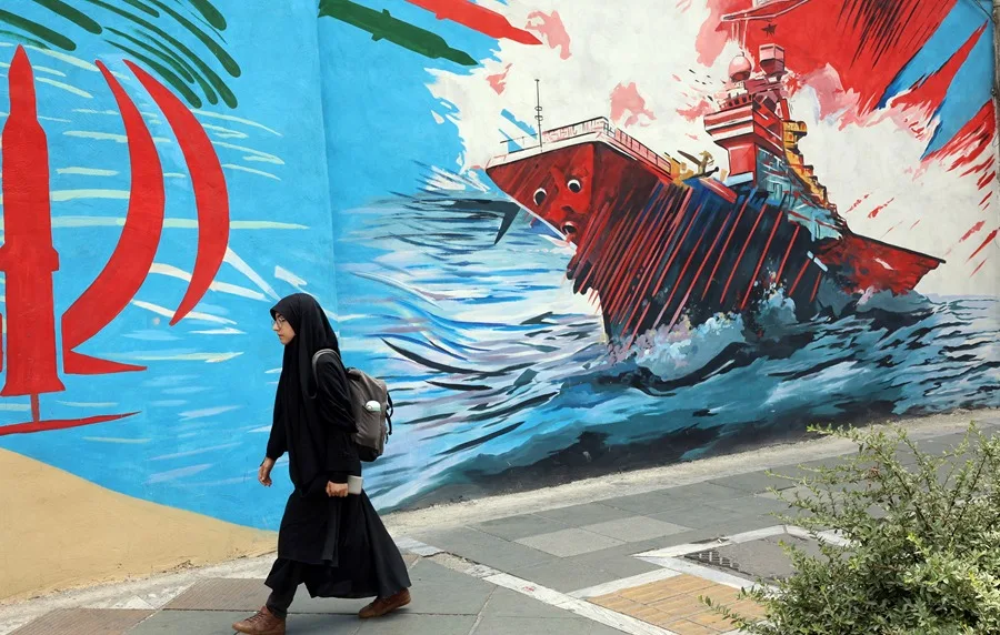 Fotografía de archivo de un mural, en Teherán (Irán). EFE/EPA/Abedin Taherkenareh