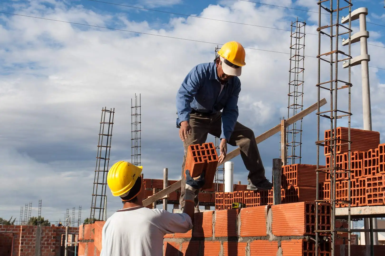 Si trabajas en construcción, esto ganarás a partir del nuevo aumento salarial