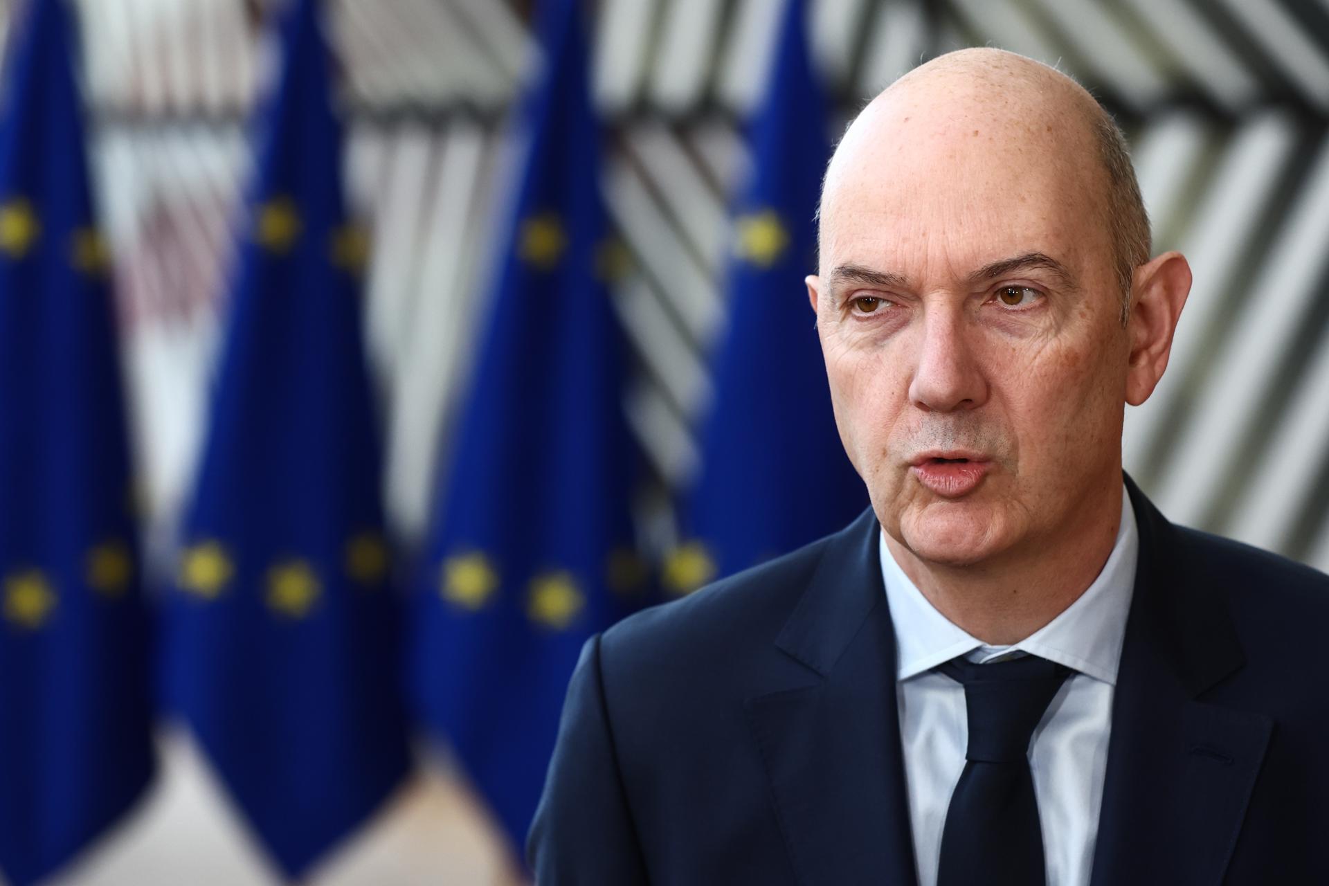El Gobierno francés plantea congelar las pensiones más altas para contener el déficit