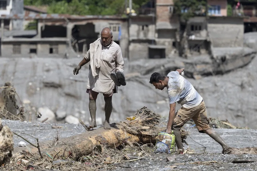 Riada en Nepal deja 579 muertos y más de 2,000 desaparecidos