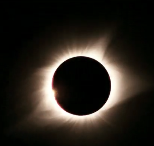 Eclipse solar total deslumbra Europa y el Ártico