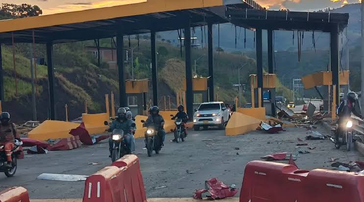 Un ataque con explosivos destruye un peaje un día después de la investidura de De la Espriella en Colombia