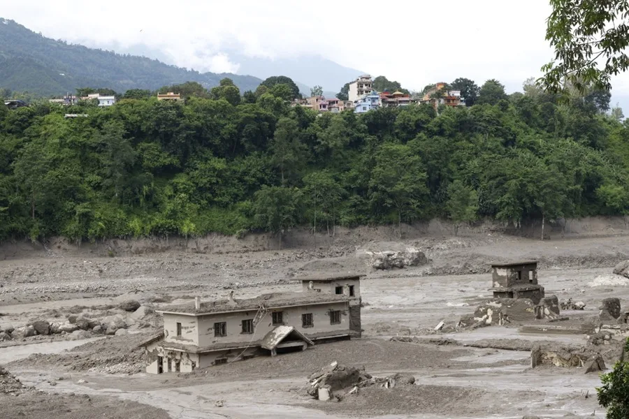 Tragedia en el Tibet: 16 muertos y 400 desaparecidos en Nepal tras una riada en la frontera con China