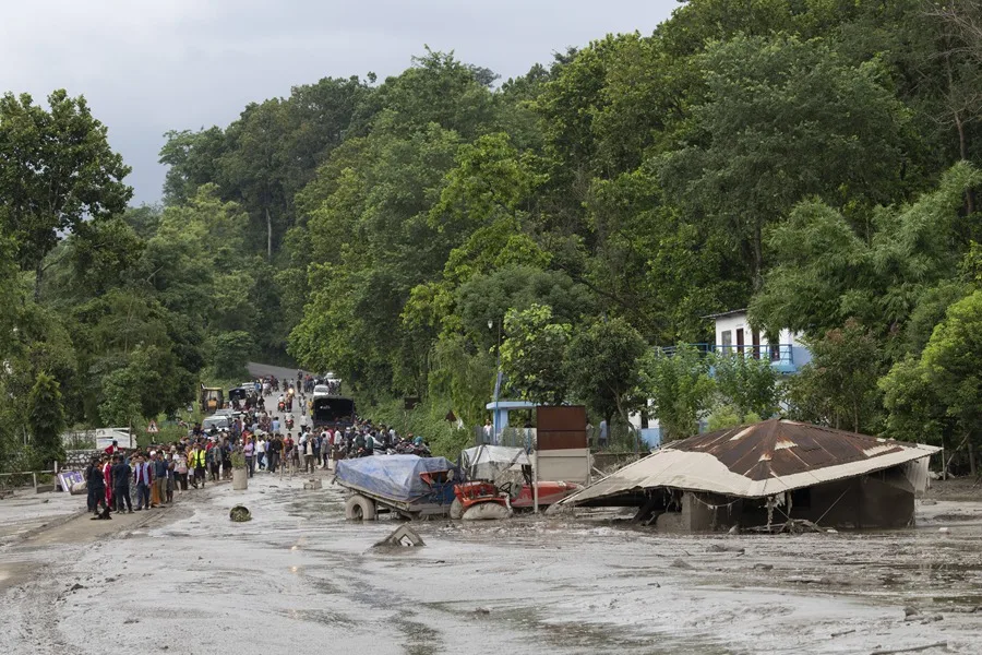 Las autoridades de Nepal elevan a 359 los fallecidos por la masiva riada
