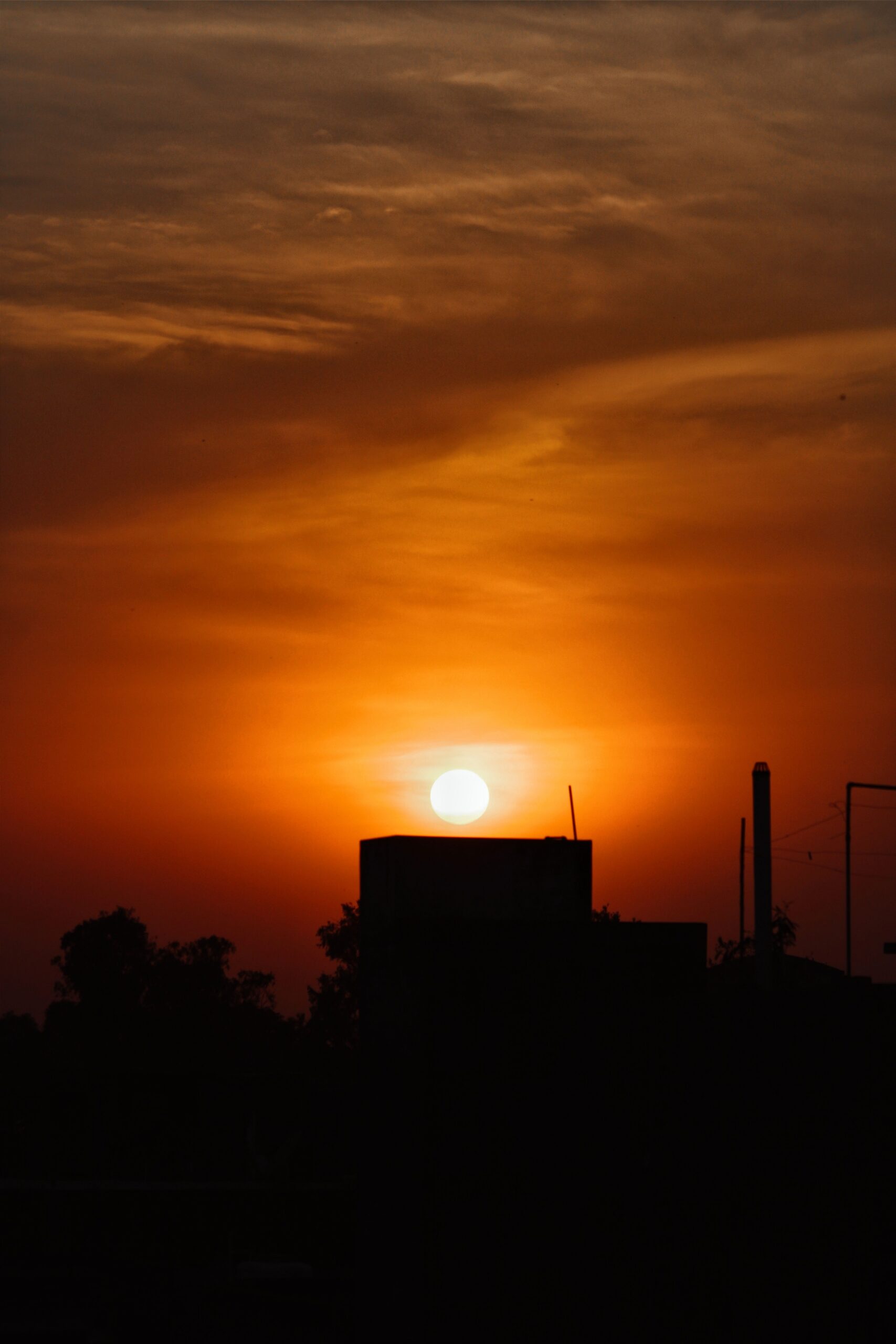 Polvo del Sáhara mantendrá altas temperaturas este martes