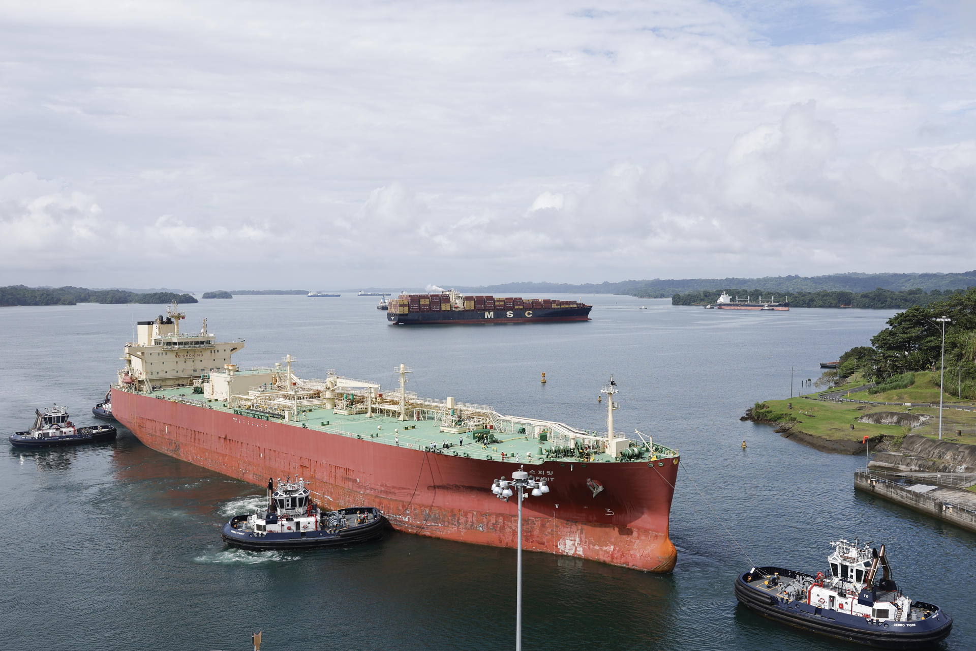 El buque gasífero surcoreano que pagó un precio récord en subasta cruza el Canal de Panamá