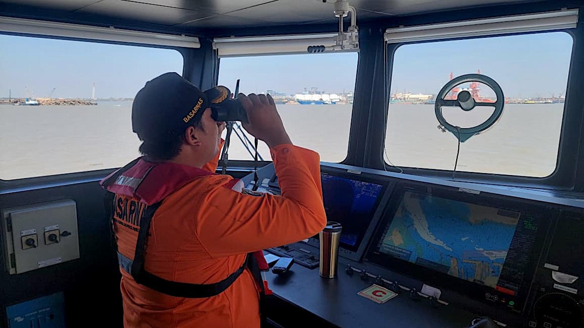 Seis muertos, 130 desaparecidos y 107 rescatados en Indonesia por el naufragio en un barco