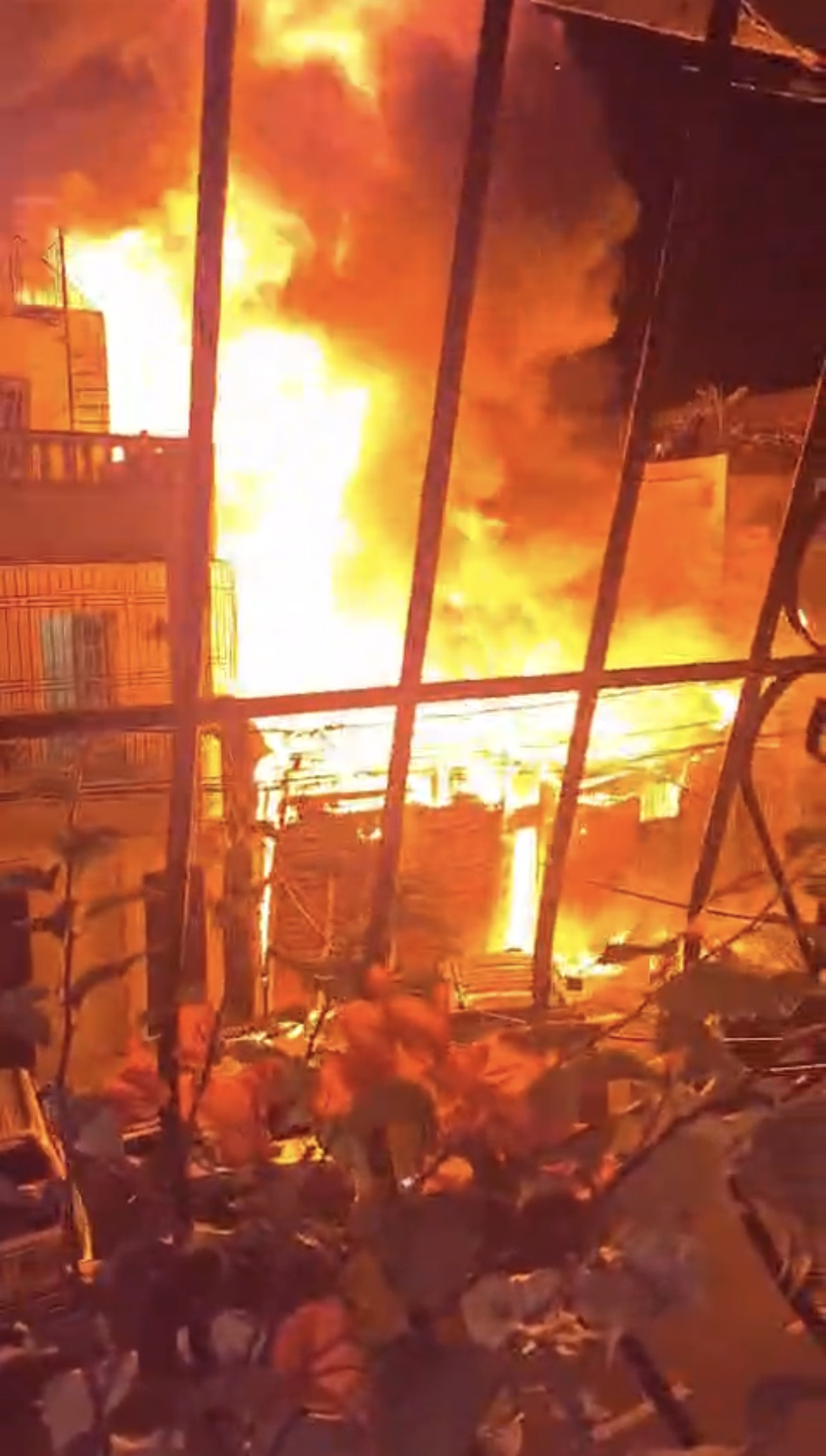 Incendio consume viviendas y comercio en la Zona Colonial