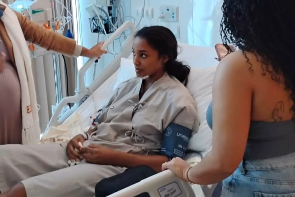 Miss Jamaica demanda a Miss Universo tras la fuerte caída que sufrió en el certamen de 2025