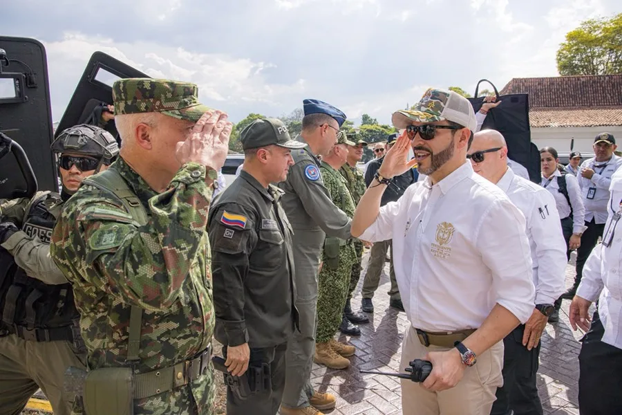 El conflicto y el terremoto marcan primer mes de De la Espriella al frente de Colombia
