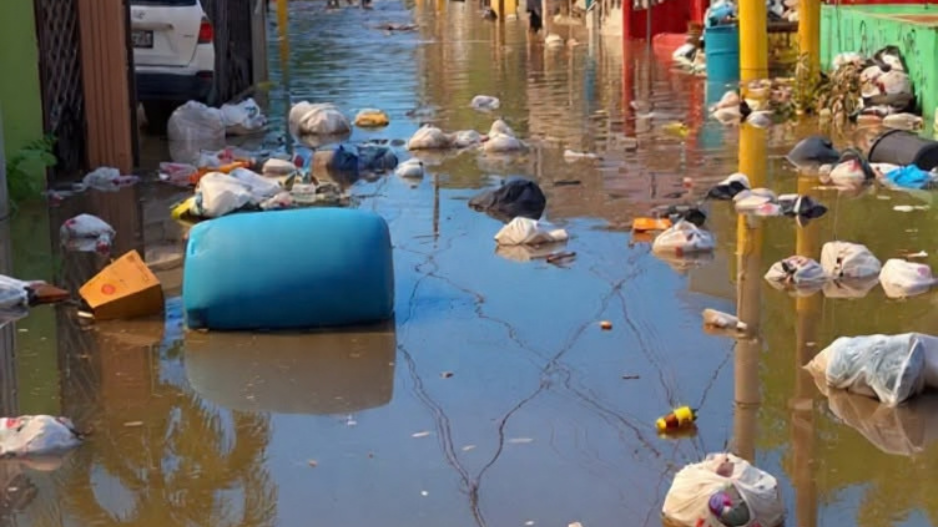 Basura acumulada e inundación afectan a residentes de Madre Vieja Norte