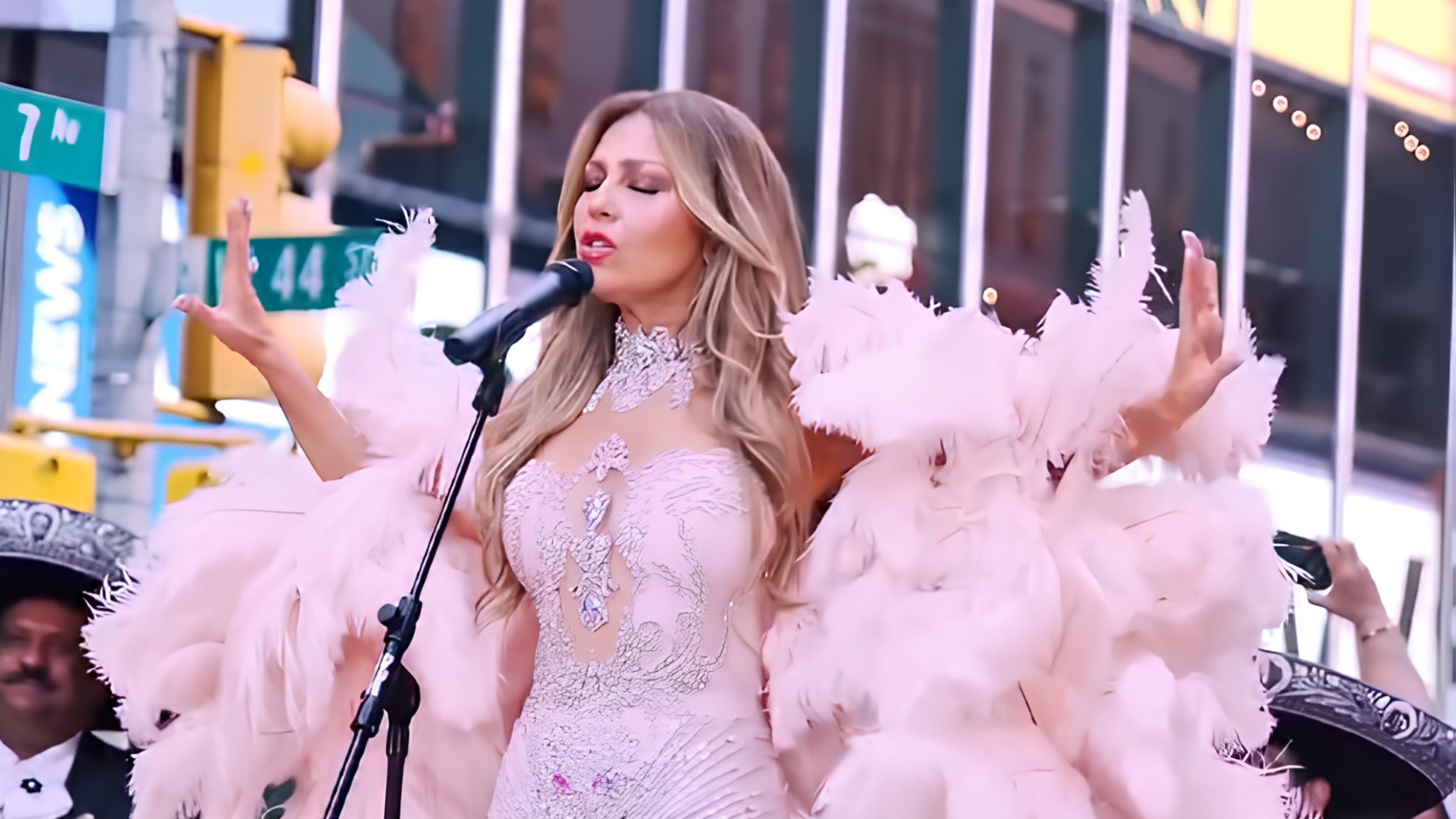 Thalía genera críticas tras su interpretación de “Así fue” en Times Square